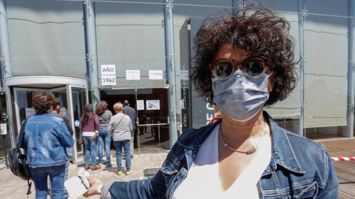 Una mujer posa a las puertas del auditorio Miguel Delibes de Valladolid al comenzar la vacunación de las personas de entre 50 y 59 años.- J. M. LOSTAU