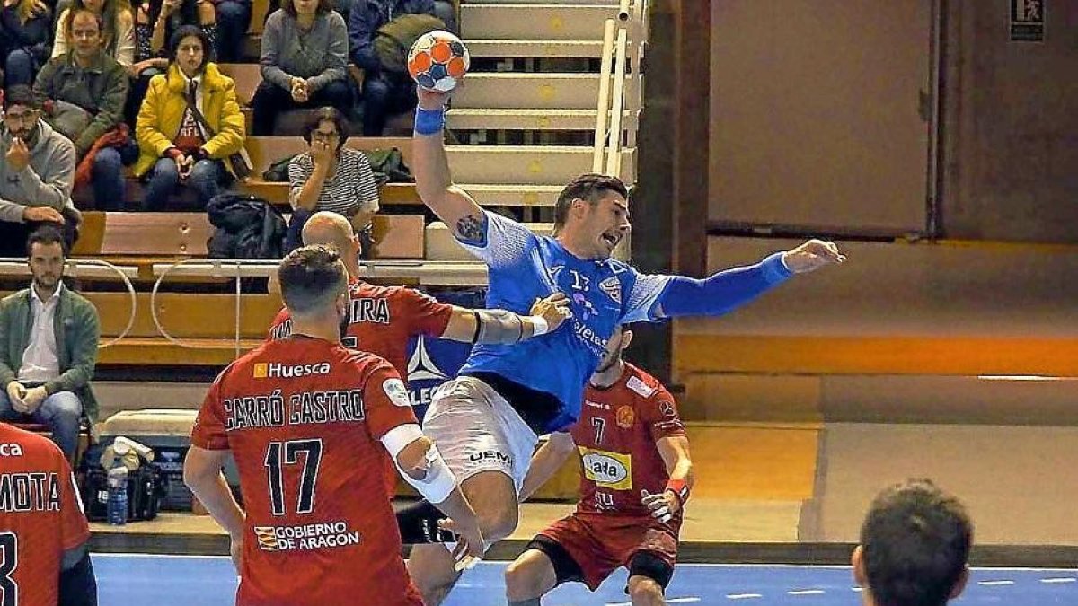 Serdio se cuela ente los jugadores delHuesca en el partido de ida.-PHOTO-DEPORTE