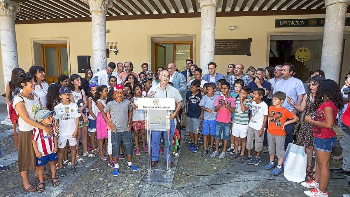 El presidente de la Asociación de Amigos del Pueblo saharui junto a los niños acogidos.-MIGUEL ÁNGEL SANTOS