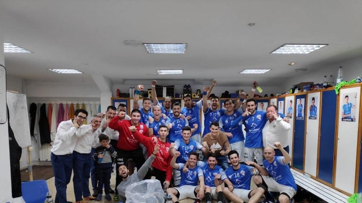 Jugadores y cuerpo técnico del Recoletas Atlético Valladolid festejan en el vestuario de Huerta del Rey su final de campaña en la Liga Asobal.-TWITTER