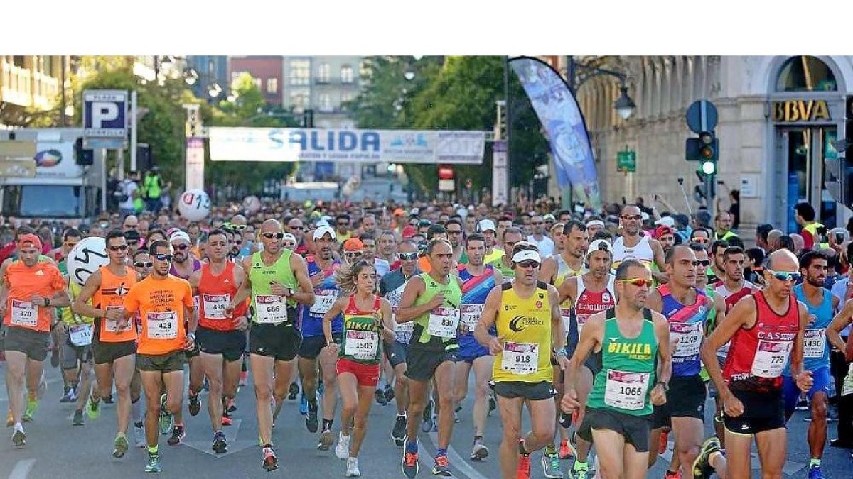 Salida de los participantes en la XXXMedia Maratón Ciudad de Valladolid celebrada ayer.-MONTSE ÁLVAREZ