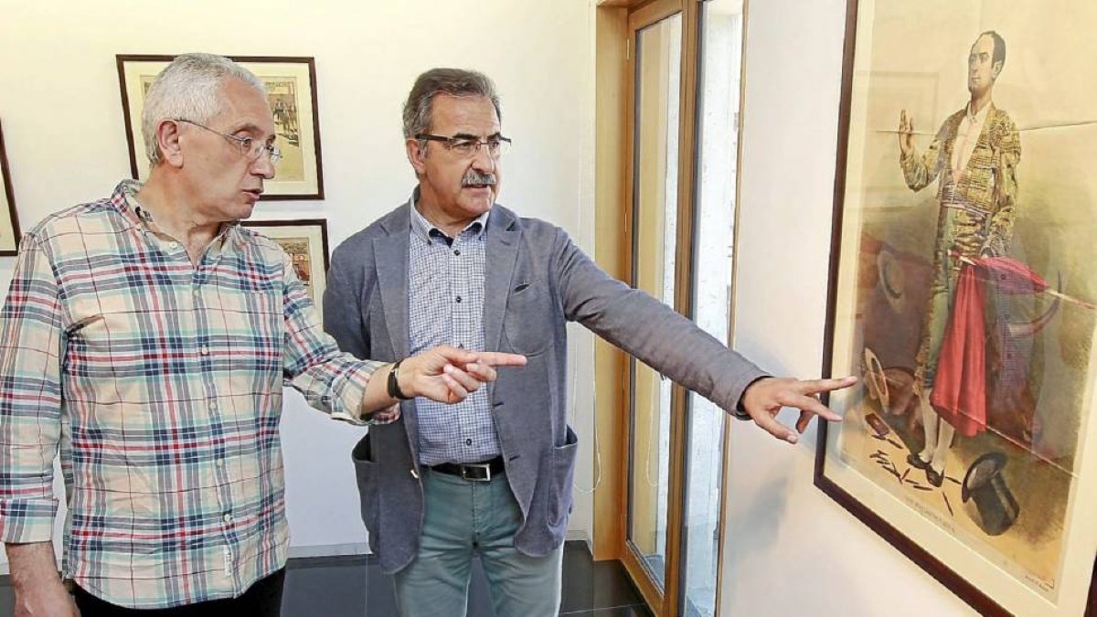 Manuel Torres y el diputado provincial Alejandro García junto a una de las obras expuestas en Zorrilla.-J. M. Lostau