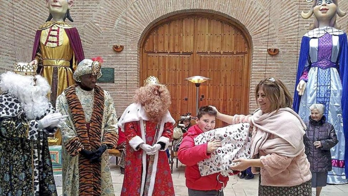 La alcaldesa de Medina, Teresa López, entrega un regalo a un niño el pasado 5 de enero, ante los Reyes Magos.-El Mundo