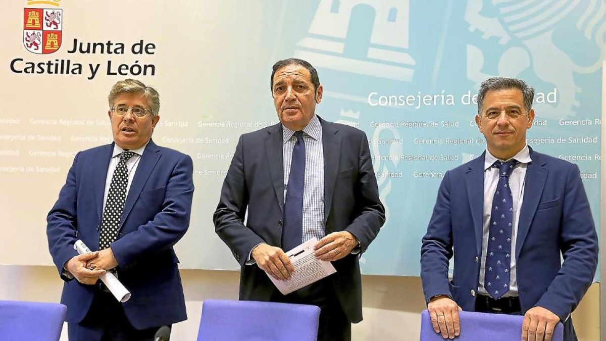 El gerente regional de Sanidad, Rafael López, el consejero, Antonio Sáez, y el director general de Asistencia, Javier Jolín.-ICAL