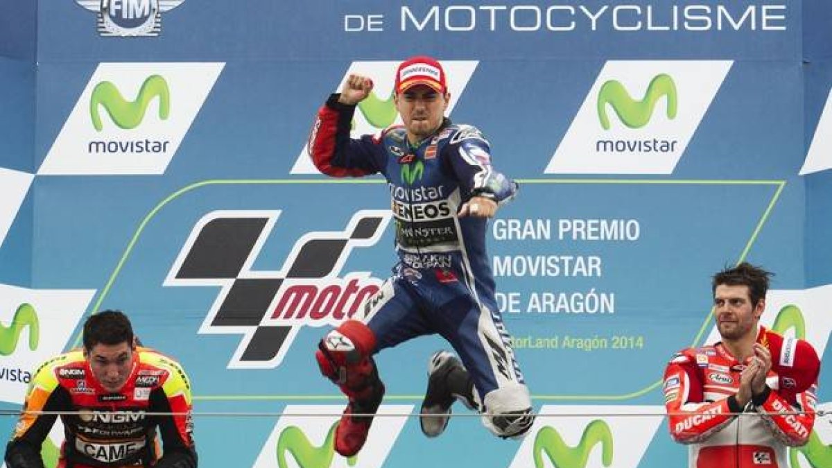Jorge Lorenzo, en el podio junto a Aleix Espargaro y Cal Crtchlow.-