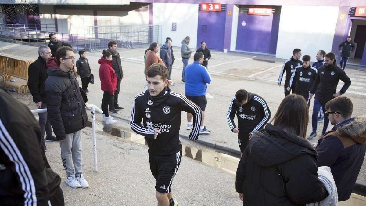 El atacante Toni sube las escaleras hacia los Campos Anexos para comenzar el entrenamiento de ayer.-PABLO REQUEJO