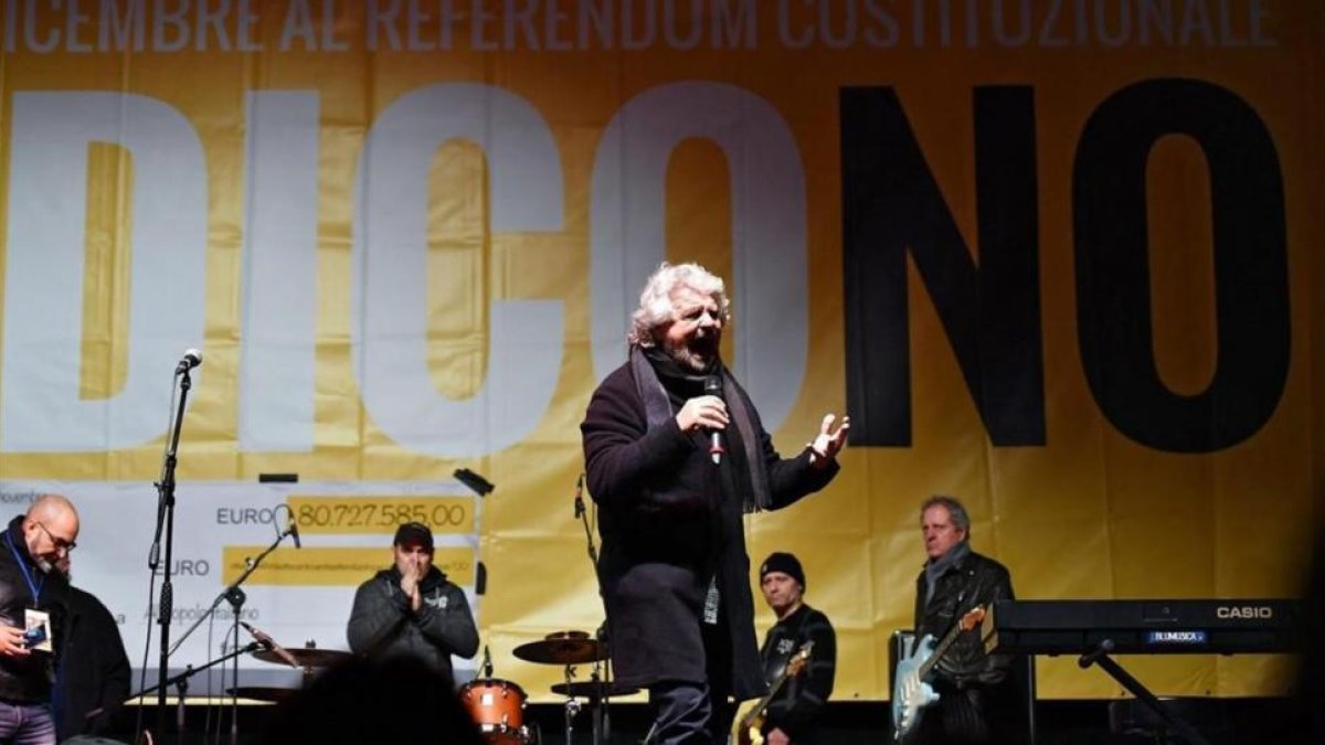 Grillo, en un acto de campaña por el 'no', en Turín.-EFE / ALESSANDRO DI MARCO