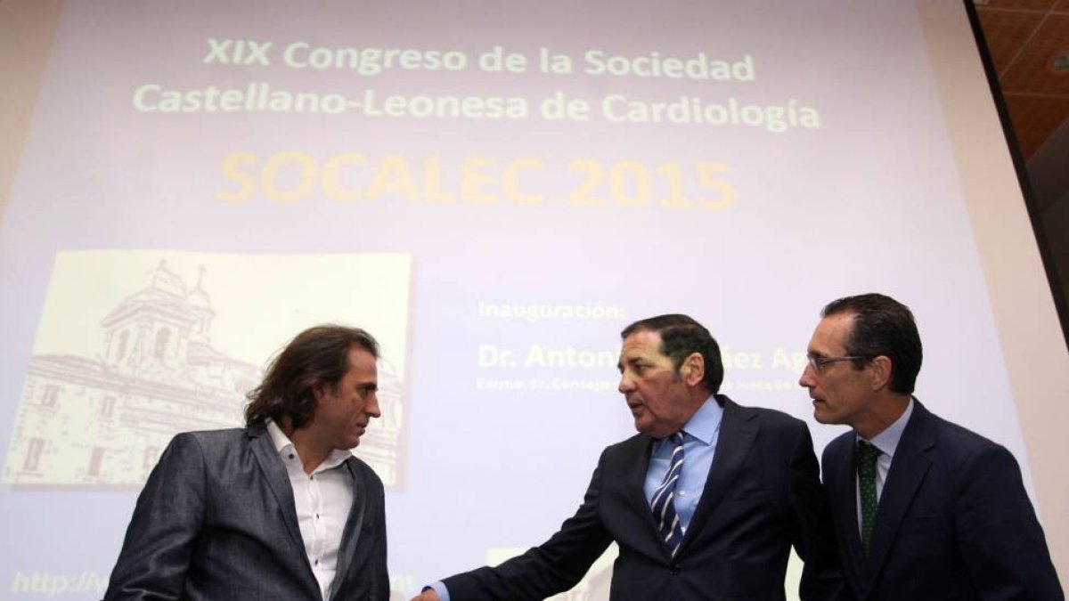 El consejero de Sanidad, Antonio María Sáez, inaugura el XIX Congreso de la Sociedad Castellano y Leonesa de Cardiología (Socalec) junto al jefe de Cardiología del Hospital Virgen de la Concha de Zamora, José Luis Santos (I) y el jefe de Cardiología del H-ICAL