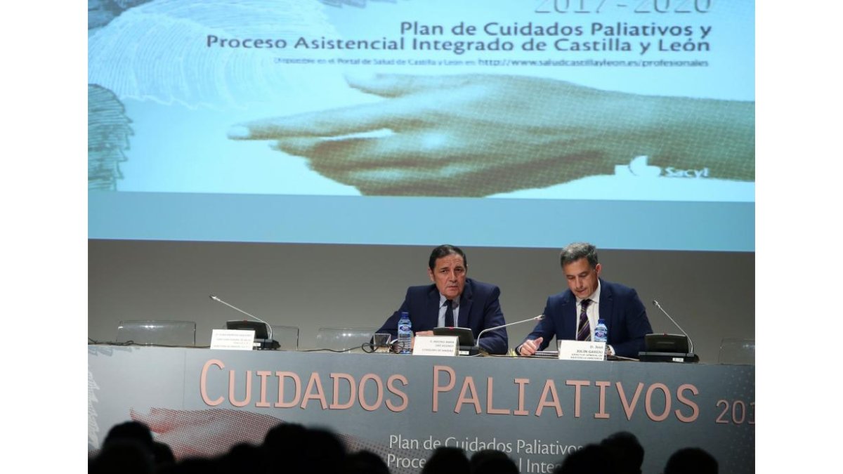 El consejero de Sanidad, Antonio María Sáez Aguado, y el director general de Asistencia Sanitaria, José Jolín, inauguran la jornada técnica de presentación del Plan de Cuidados Paliativos 2017-2020 de Sacyl-ICAL
