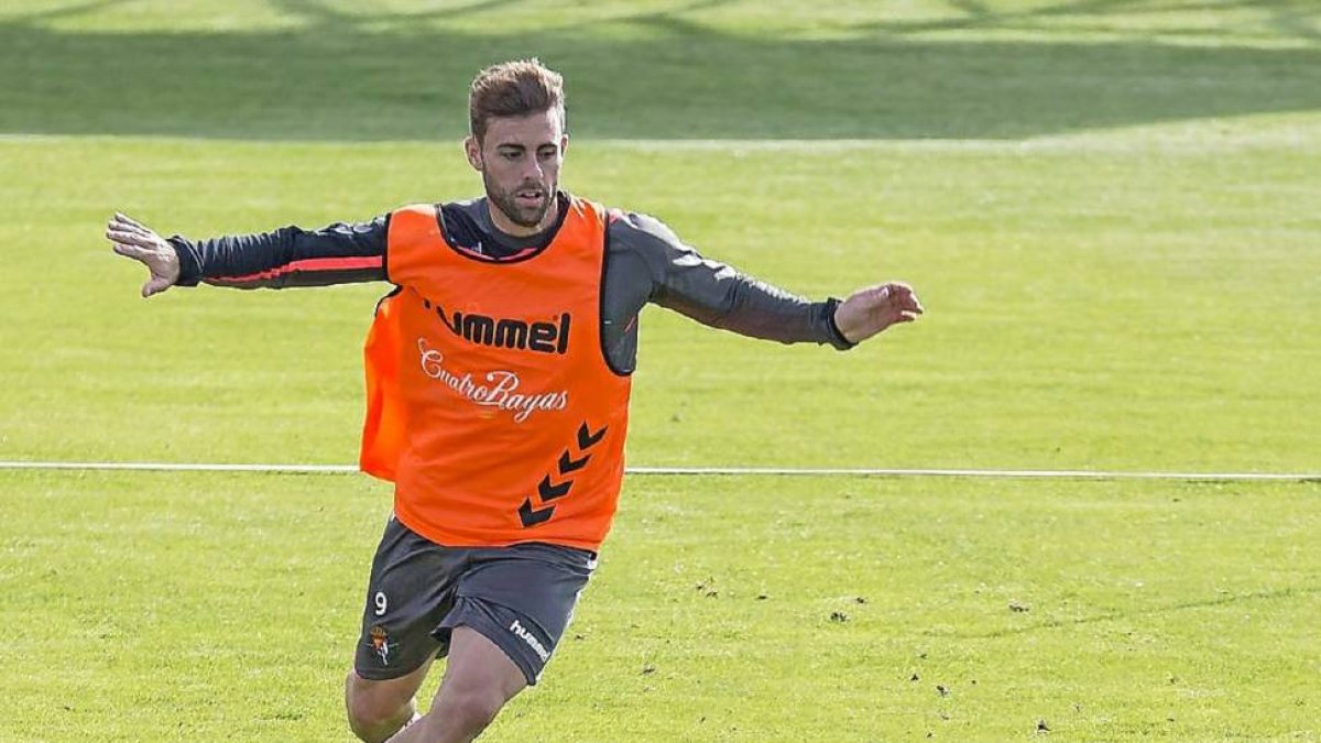 Rodri corre tras el balón en un entrenamiento-Miguel Ángel Santos