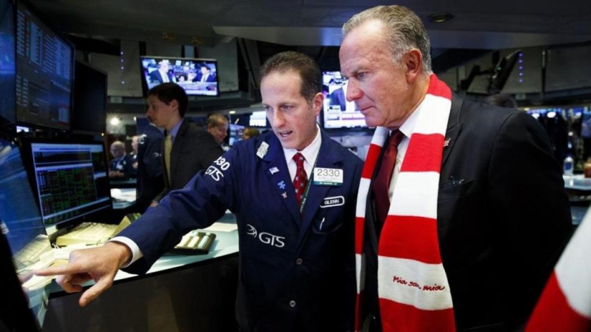 Karl-Heinz Rummenigge, junto a un agente de Bolsa en la visita del Bayern a Wall Street.-EFE / JUSTIN LANE