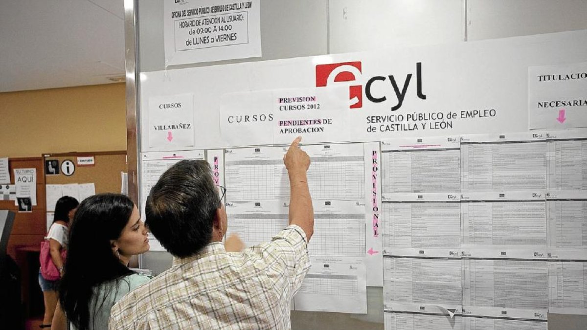 Un desempleado se informa de los cursos del Inem.-Pablo Requejo