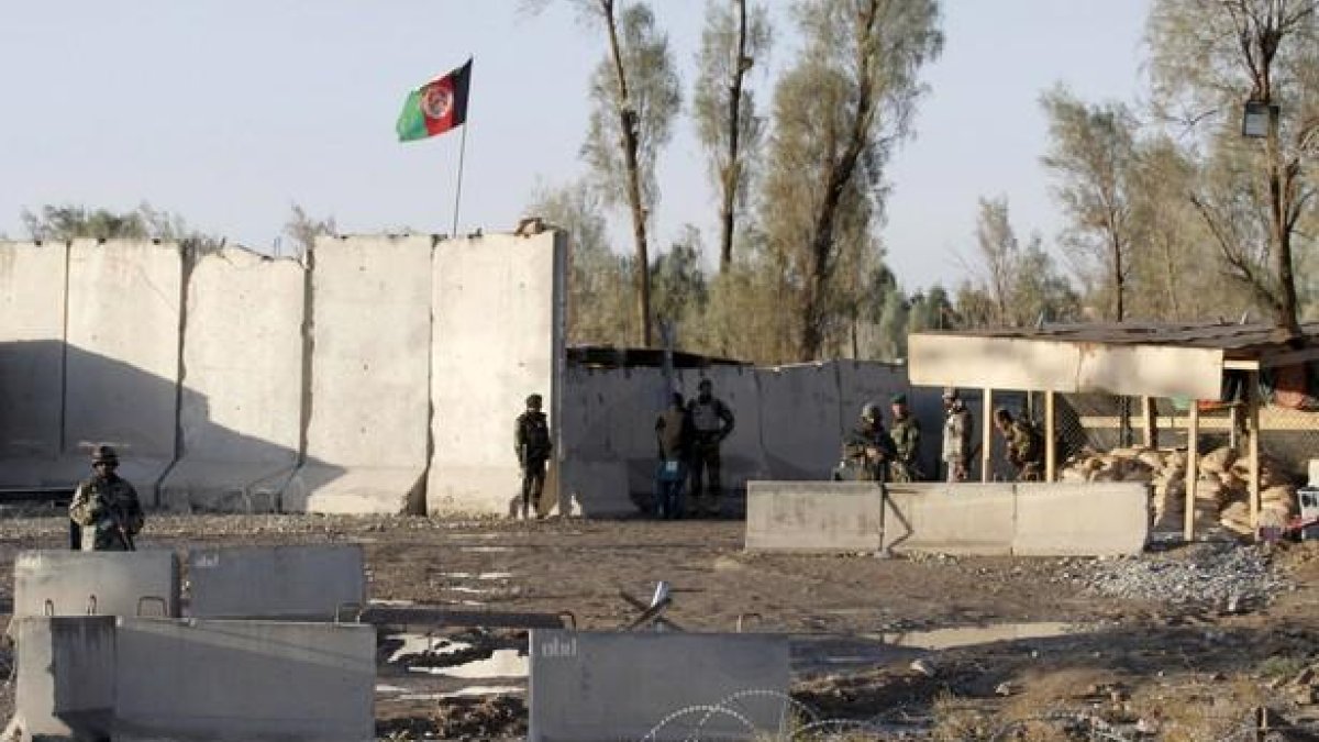 Militares afganos, junto a una de las entradas del aeropuerto de Kandahar.-STRINGER / REUTERS