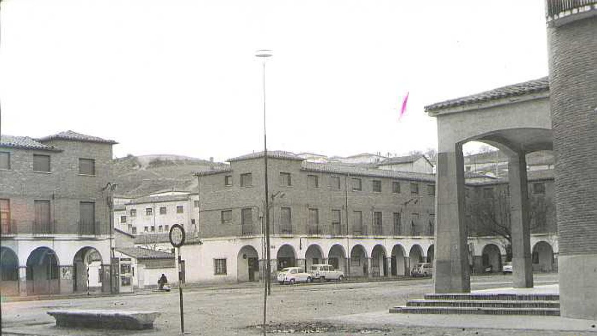 Vista de la plaza Porticada de Valladolid en 1972 con la Parroquia de San Pío X a la derecha - ARCHIVO MUNICIPAL DE VALLADOLID