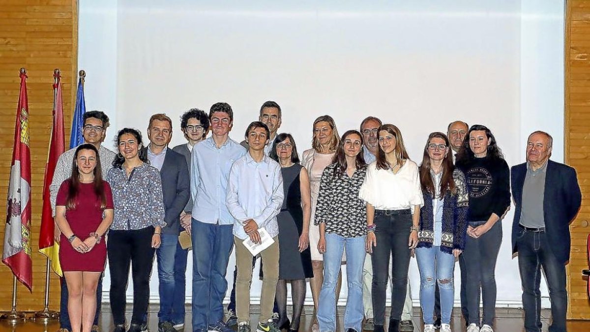 Los ganadores, con los consejeros de Educación y Hacienda.-ICAL