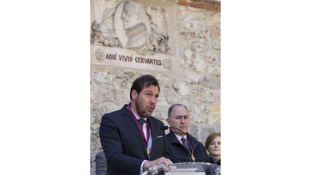 Acto Cultural de Conemoración del IV Centenario de la Muerte de Cervantes en el que participa el alcalde de Valladolid, Óscar Puente, entre otros-ICAL