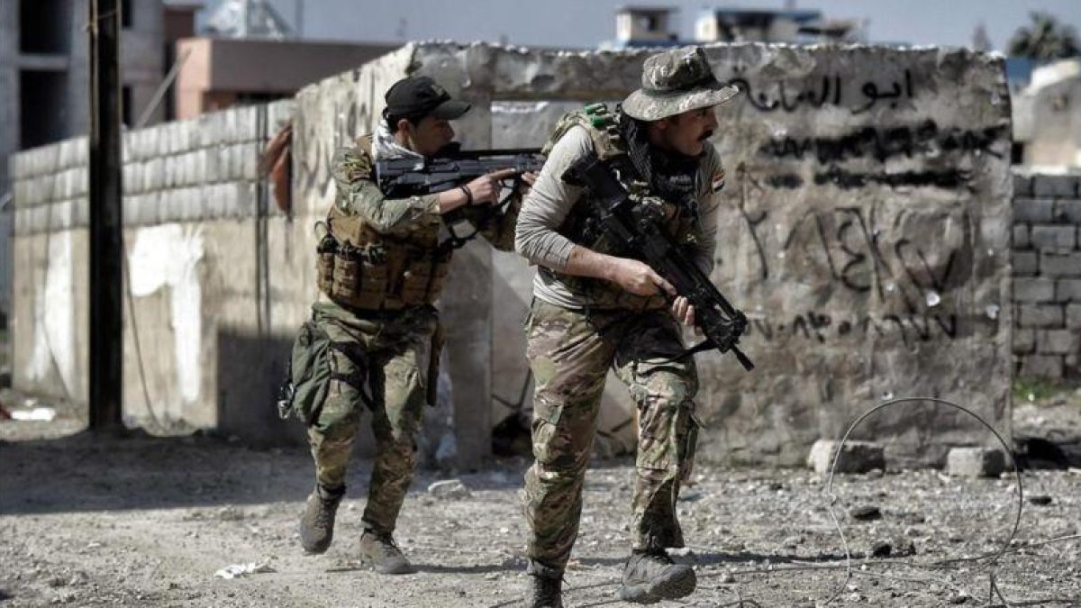 Soldados iraquís patrullan áreas reconquistadas a yihadistas del Estado Islámico, en el oeste de Mosul, mientras prosiguen su avance por la ciudad, el 9 de marzo.-AFP / ARIS MESSINIS