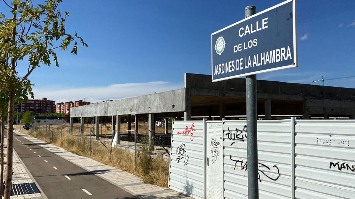 Obras paradas en el centro de salud de la Magdalena en la calle Jardines de la Alhambra. J.M. Lostau