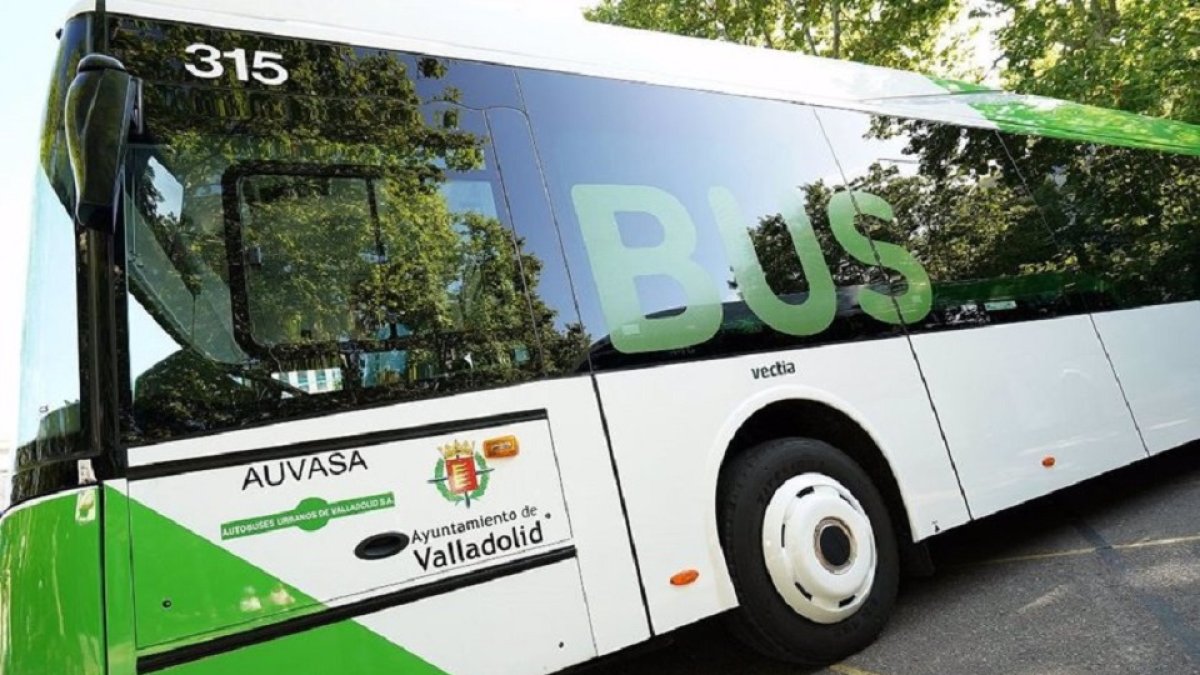 Autobús de Auvasa en la ciudad, en una imagen de archivo.- E. M.