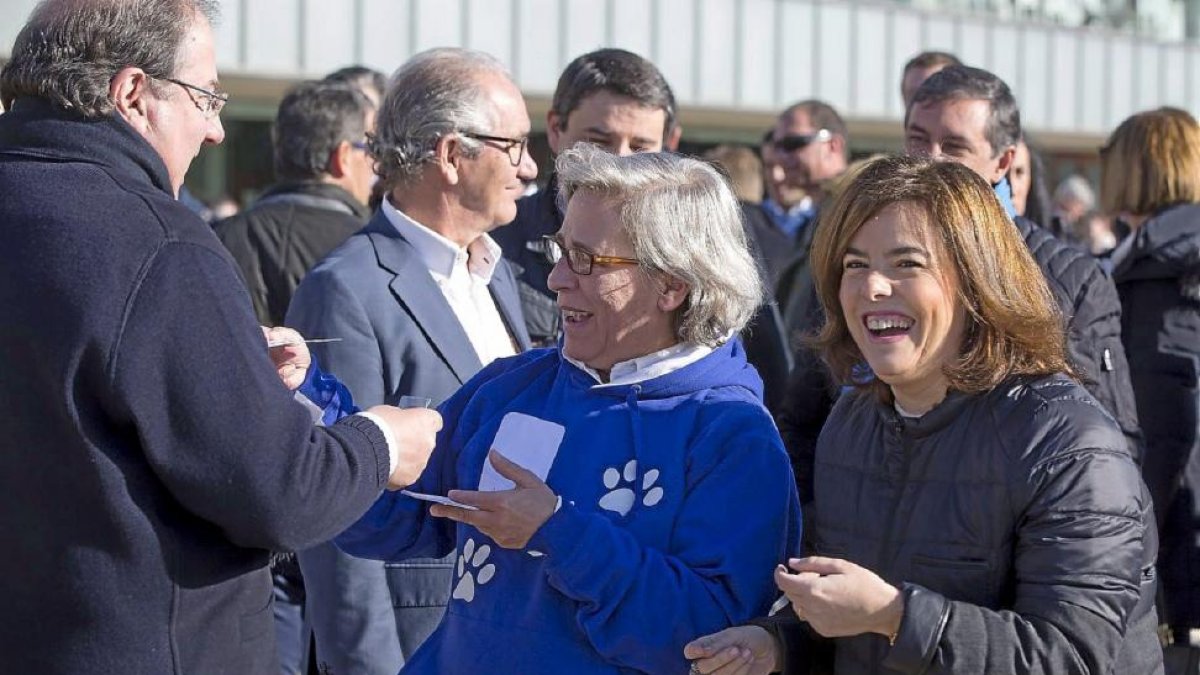 Herrera compra lotería de Navidad para él y para Santamaría a una miembro de una protectora en Ávila.-ICAL