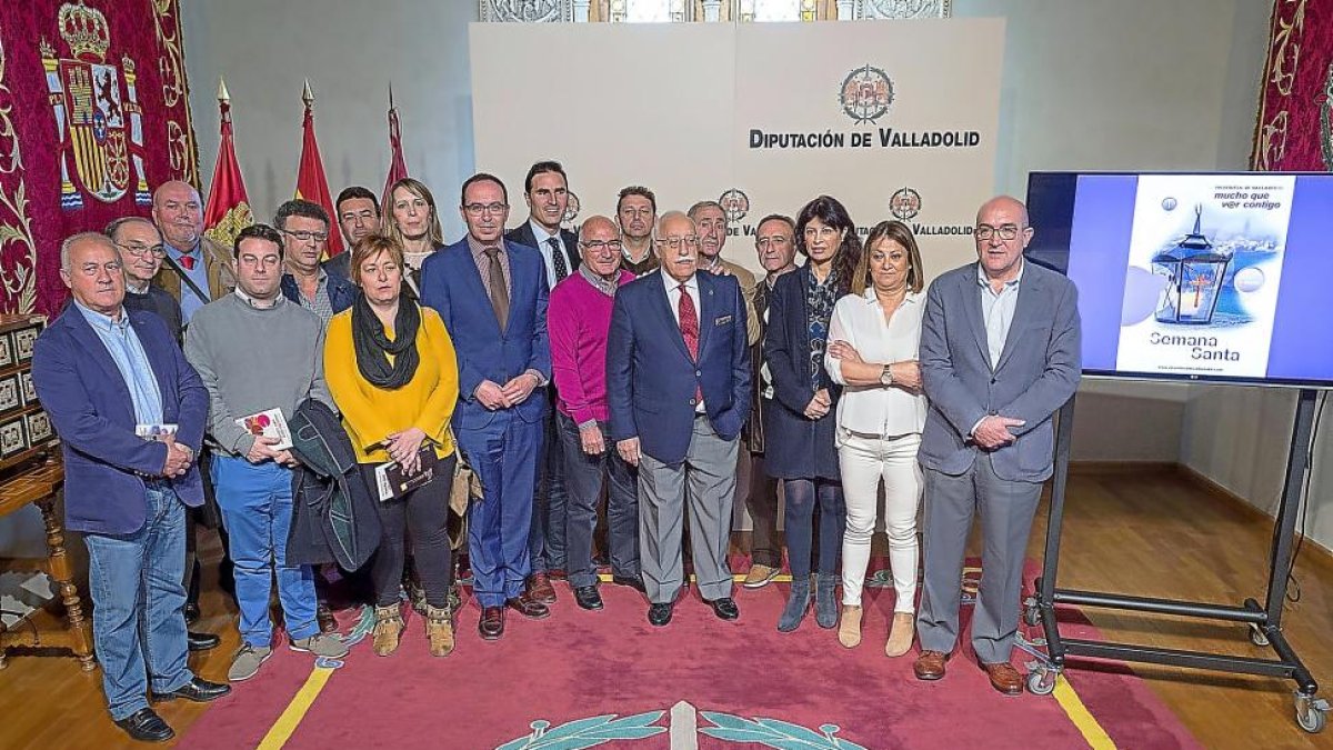 Representantes de los once municipios con juntas de Semana Santa ayer, con Jesús Julio Carnero.-EL MUNDO
