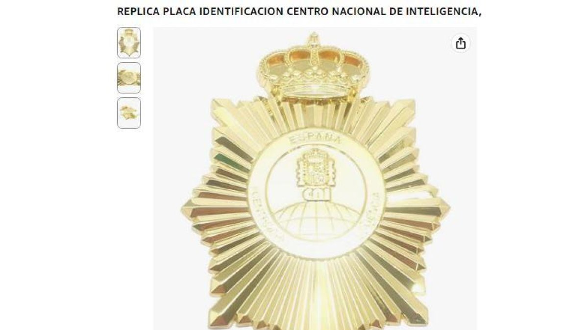 Réplica de una placa de identificación del Centro Nacional de Inteligencia.- E.M.