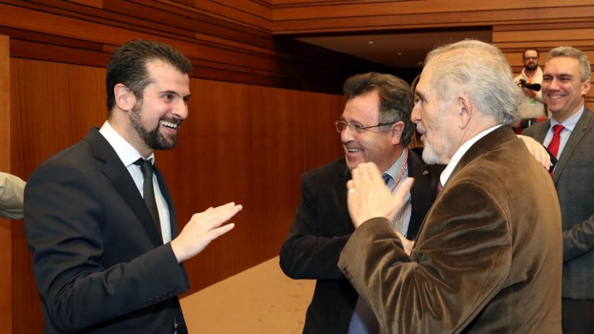 El portavoz del Grupo Parlamentario Socialista, Luis Tudanca, conversa con el expresidente de la Junta Demetrio Madrid, durante la celebración del XXXV Aniversario del Estatuto de Autonomía-ICAL