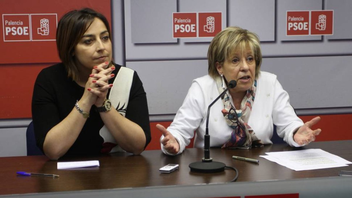 La concejala del PSOE e integrante de la candidatura al Ayuntamiento de Palencia, Begoña Núñez(D), junto a la candidata a la alcaldía de Palencia, Mirian Andrés(I)-Ical