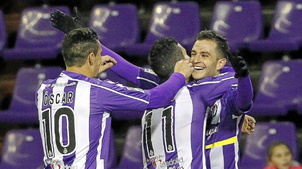 Juan Villar celebra su primer tanto del pasado domingo junto a Óscar y Álfaro.-J.M. Lostau