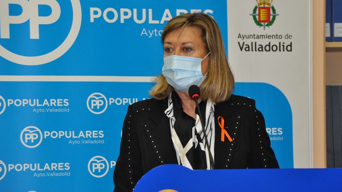 Pilar Del Olmo en un momento de la rueda de prensa ayer en el Ayuntamiento de Valladolid. | E.M.
