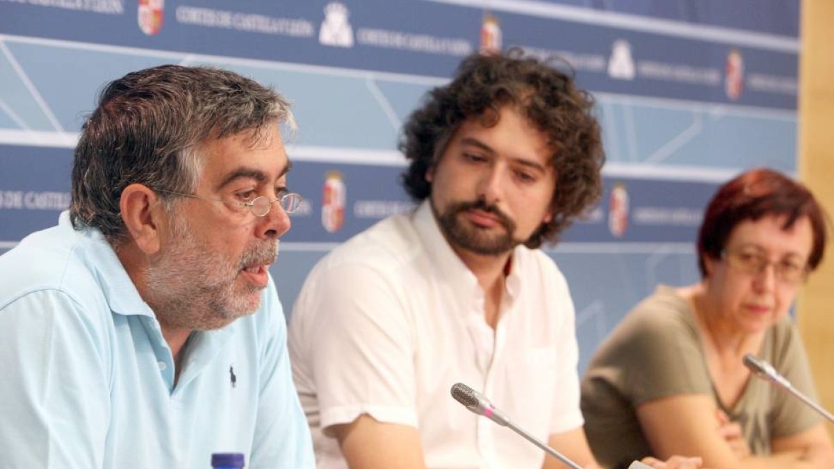 El concejal de IU Laguna de Duero Jesús Salamanca durante la presentación de la primera iniciativa parlamentaria presentada por el grupo IU-Equo convergencia por Castilla y León, junto a José Sarrión y Aurelia Hernández-ICAL