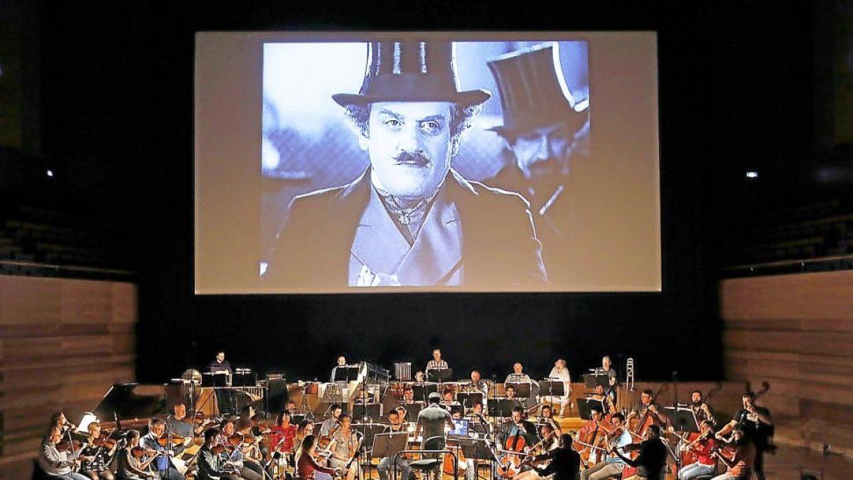 La Orquesta de Castilla y León, OSCYL, durante el ensayo general con la película Novy Babylon-Juan Miguel Lostau