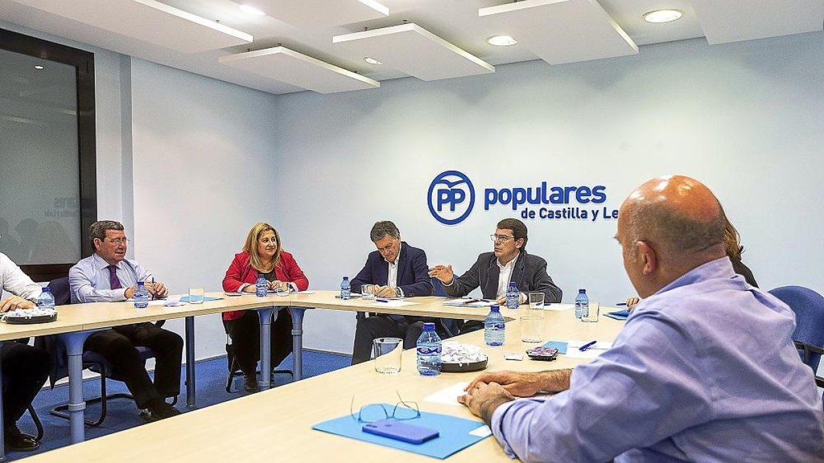 Reunión de los ‘populares’ con los presidentes provinciales, directores de campaña y gerentes provinciales.-ICAL