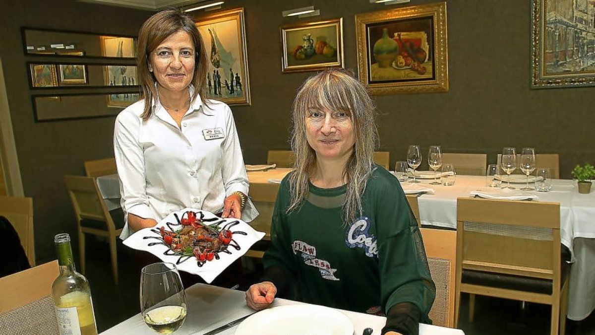 Ensalada. Marina se dispone a disfrutar de su ensalada favorita, la de perdiz, acompañada por un vino blanco.-BRÁGIMO