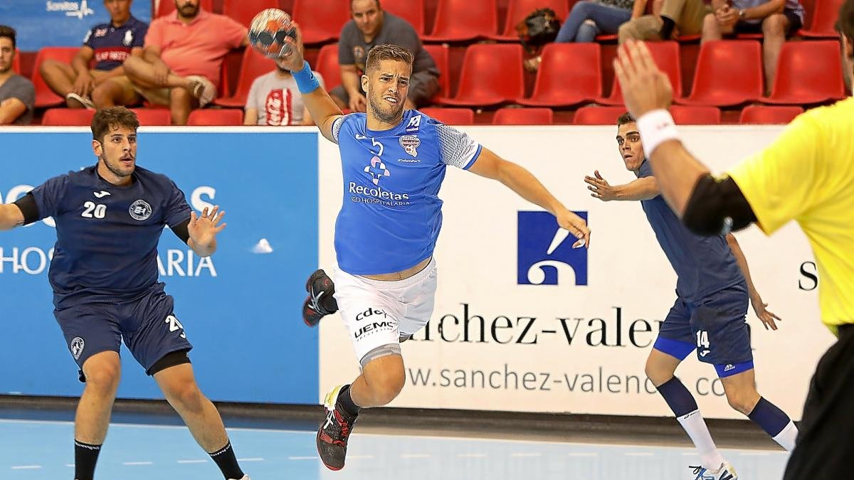 Héctor González se dispone a lanzar en solitario ante la mirada de los jugadores delBMLogroño.-J.M. LOSTAU