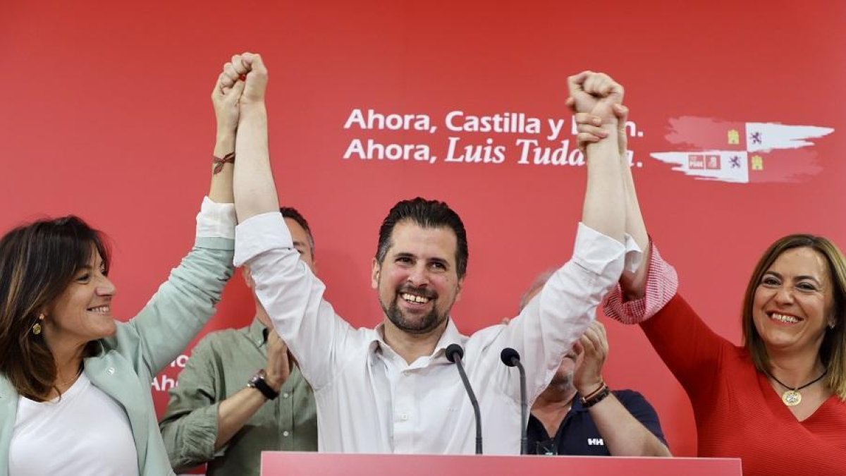 El candidato a la Presidencia de la Junta, Luis Tudanca, junto a Virginia Barcones y Ana Sánchez comparecen tras los resultados electorales-ICAL