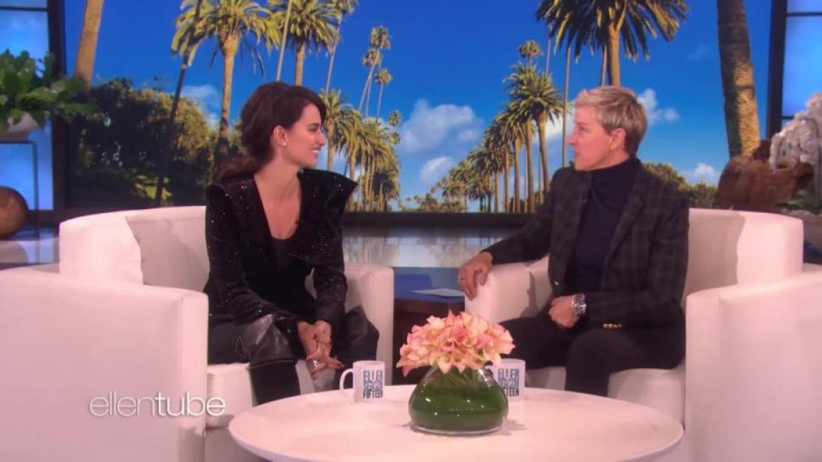 Penelope Cruz intenta enseñar castellano a Ellen DeGeneres.-ELLEN SHOW