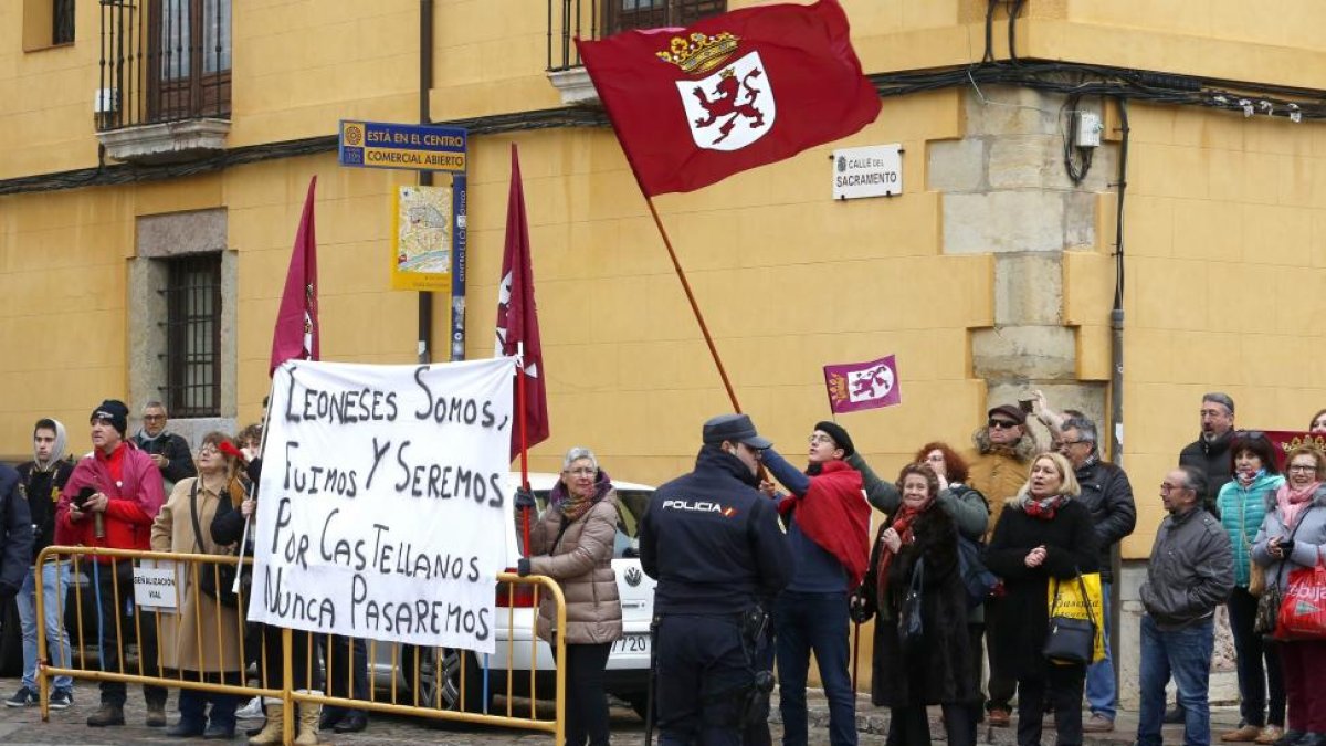 Manifestantes a las puertas de la Basílica de San Isidoro durante la visita del presidente del Gobierno, Mariano Rajoy-ICAL