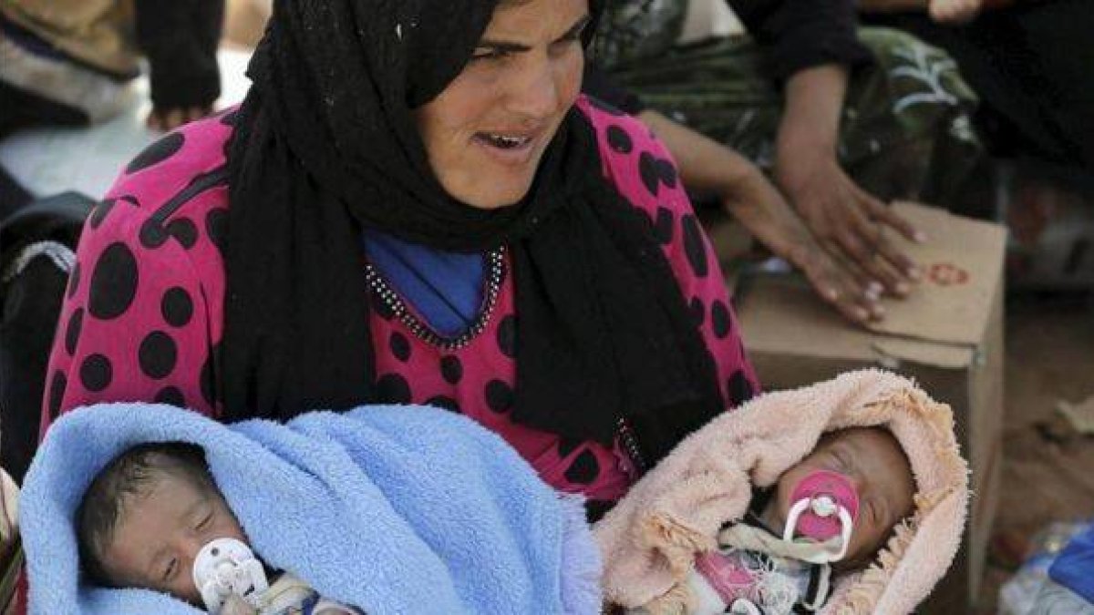 Una refugiada siria en la frontera turca de Akçacale.-Foto: UMIT BEKIAS / EFE