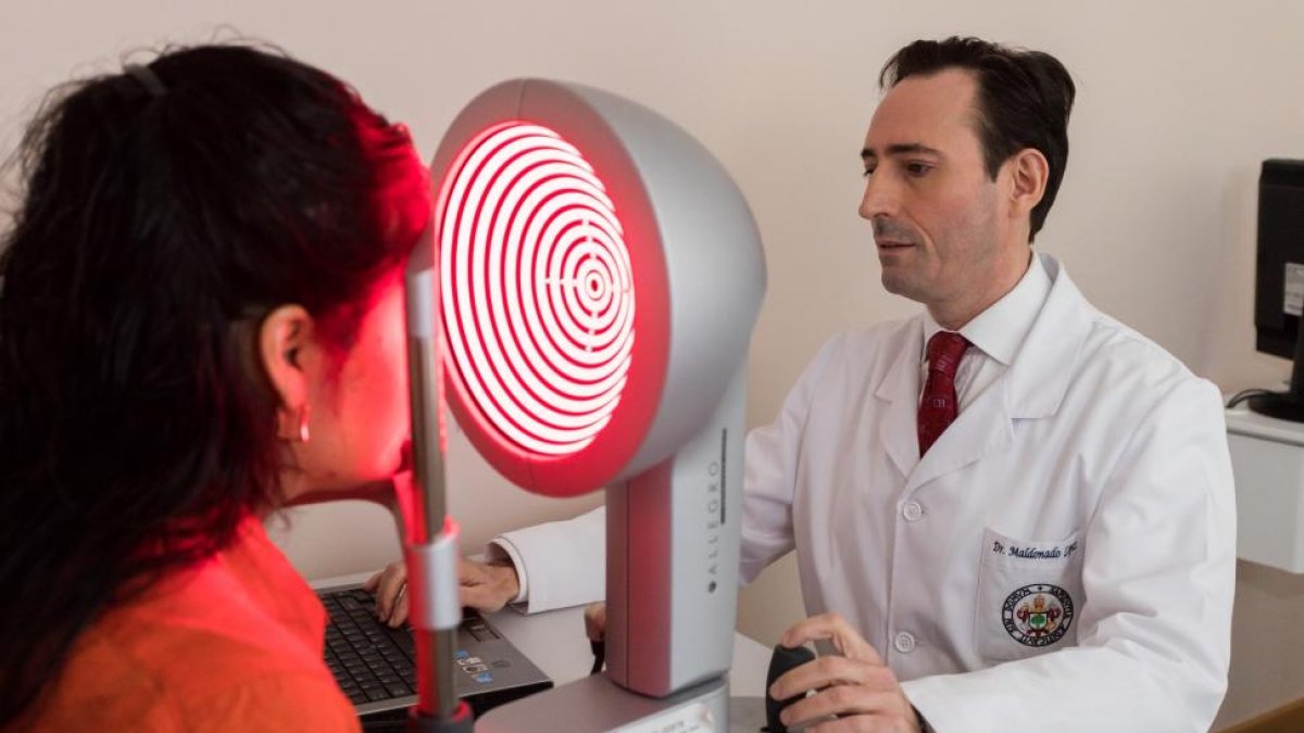 El director del Ioba, Miguel J. Maldonado, en las instalaciones del Instituto Universitario de Oftalmobiología Aplicada.-PABLO REQUEJO