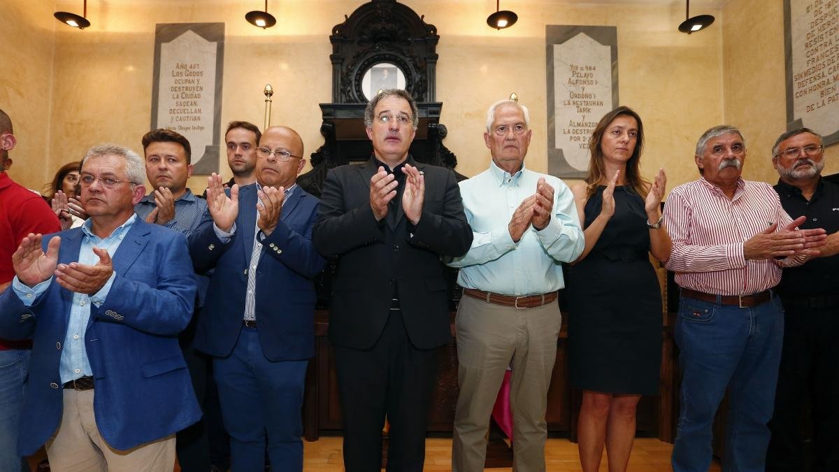 El alcalde de Astorga, Arsenio García (C); el subdelegado del Gobierno en León, Faustino Sánchez (CI); el delegado de la Junta, Guillermo García (CD) y la directora General de la Mujer de la Junta, Esperanza Vázquez.-CARLOS S. CAMPILLO / ICAL