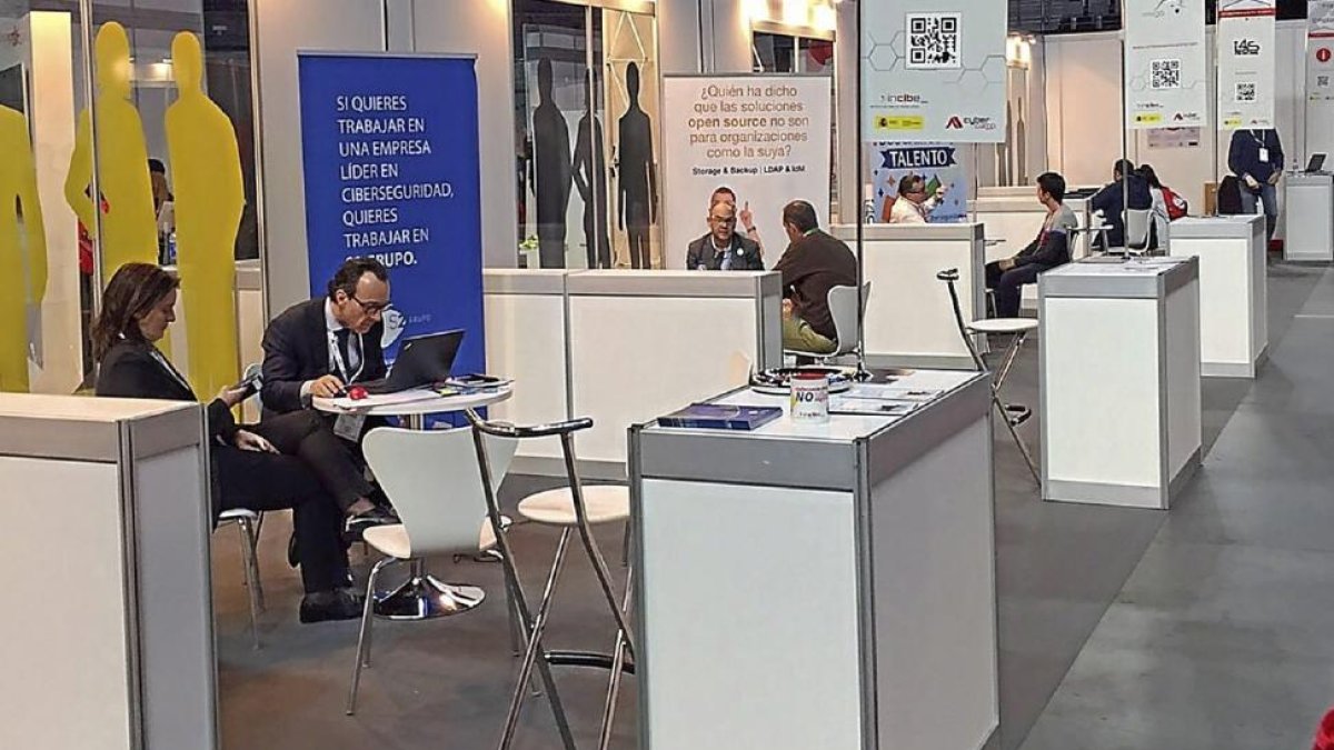 EL FRACASO DEL CYBERCAMP ‘HURTADO’ A LEÓN. El pasado noviembre se celebró el Cybercamp, «el mayor evento en ciberseguridad», a decir del Ministerio de Industria, en Madrid. Un evento que Miguel Rego –en la foto central junto al secretario de Estado de Tel-E.M.