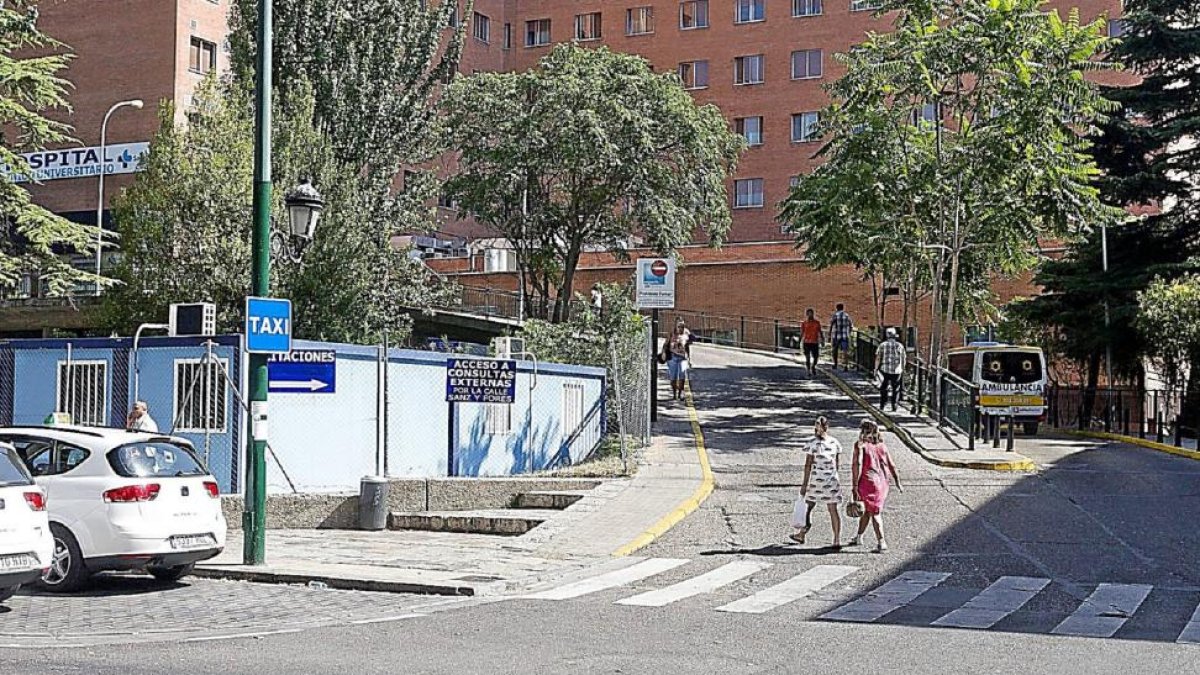 Rampa de acceso al Hospital Clínico.-PABLO REQUEJO
