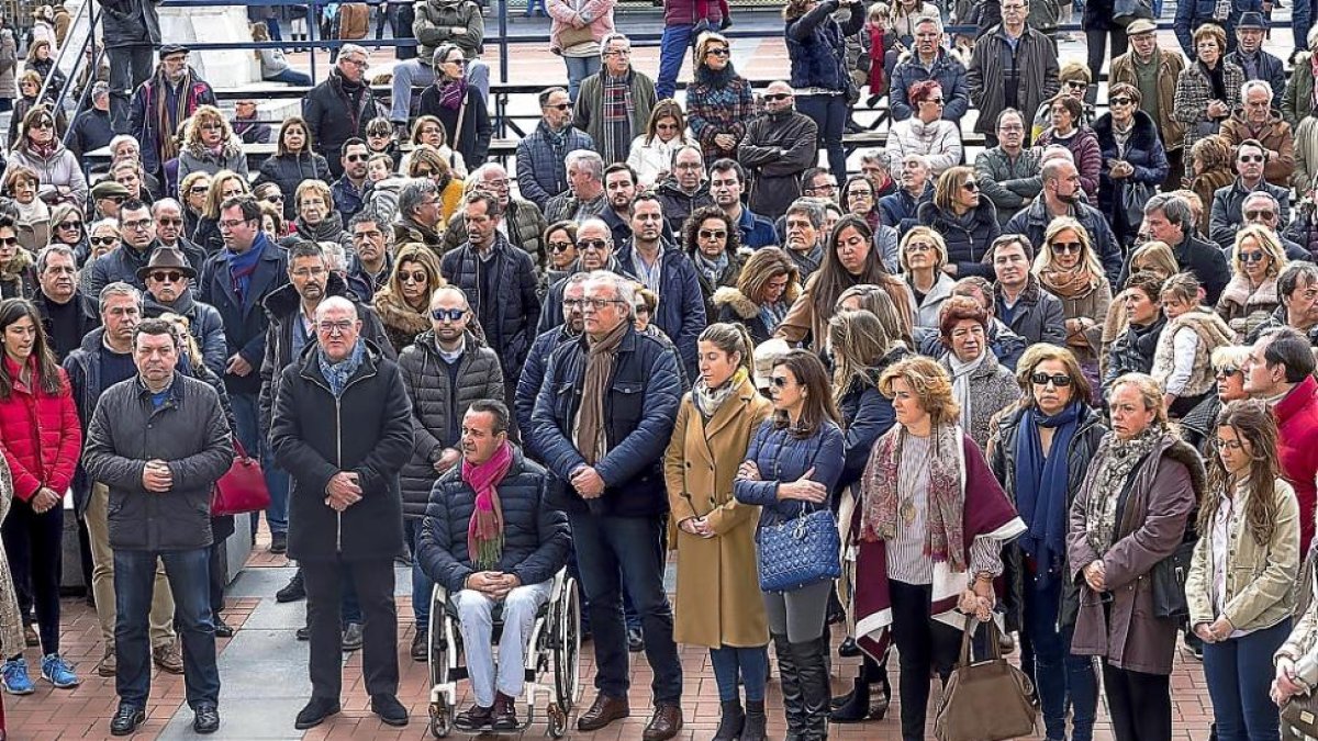 González Gago, Carnero, Tremiño, Bermejo, Raquel Alonso, Arenales Serrano, Paloma Vallejo, Rosa Urbón y Victoria Díez, del PP, a la cabeza del acto.-P. REQUEJO