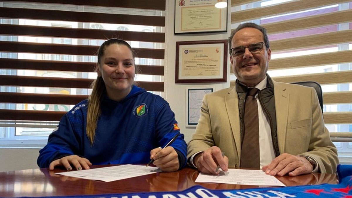 Laura Bazco junto al presidente del Aula, Cayetano Cifuentes. / EL MUNDO