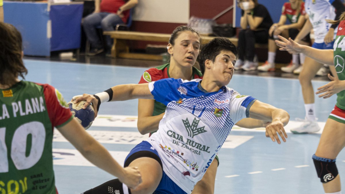 Cifuentes lanza a portería en el último duelo ante Sant Quirze. / PHOTOGENIC