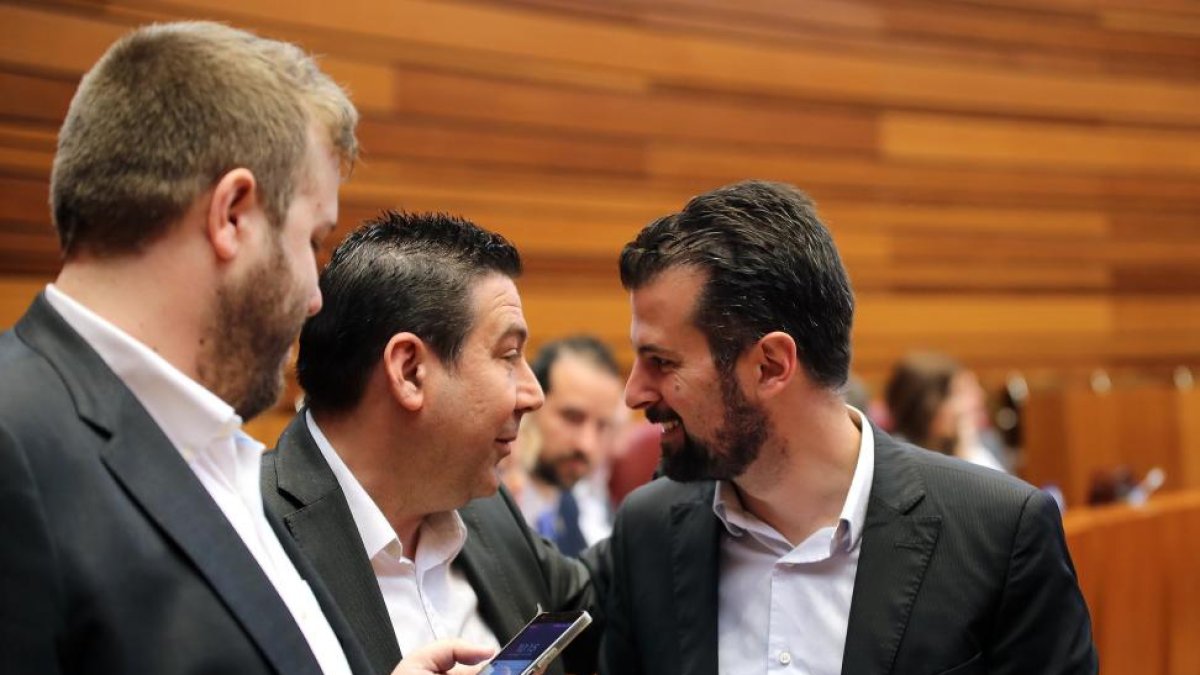 El portavoz socialista Luis Tudanca, junto al procurador de UPL Luis Mariano Santos y el socialista Álvaro Lora en el Pleno de las Cortes-ICAL
