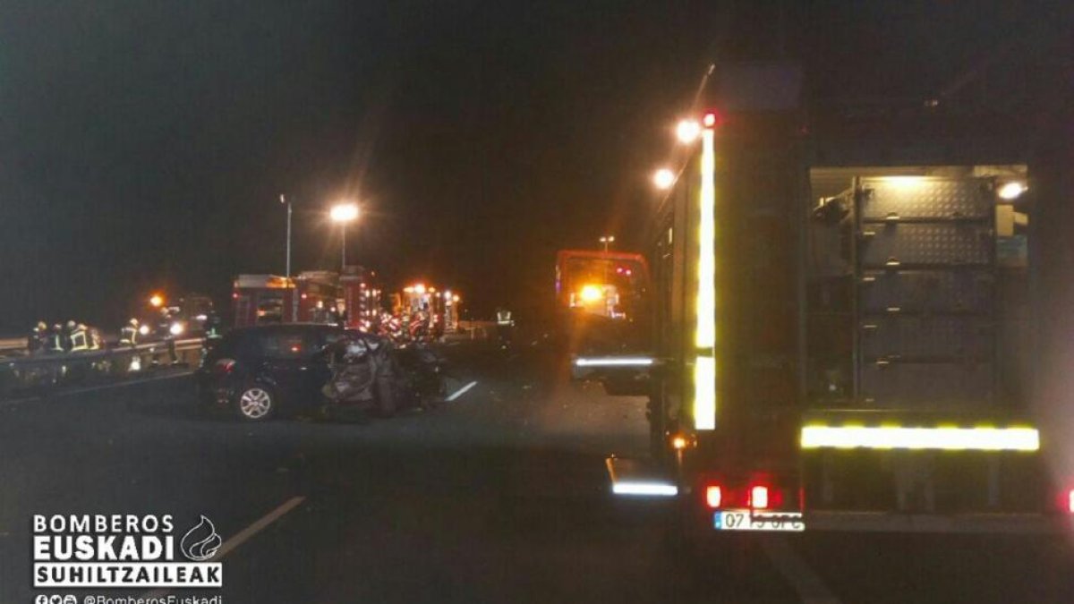 Estado de uno de los vehículos implicados en el accidente.-BOMBEROS DE EUSKADI