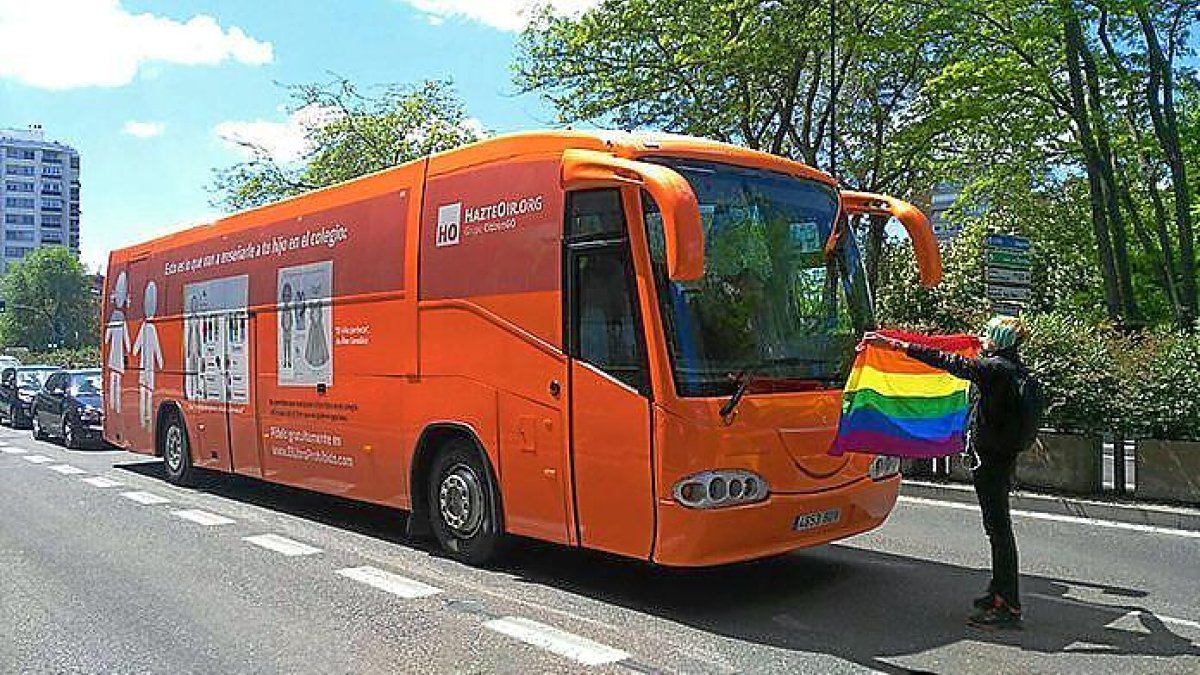 Un manifestante imposibilita el paso del autobús de Hazte Oír en el Paseo de Isabel la Católica .-EL MUNDO