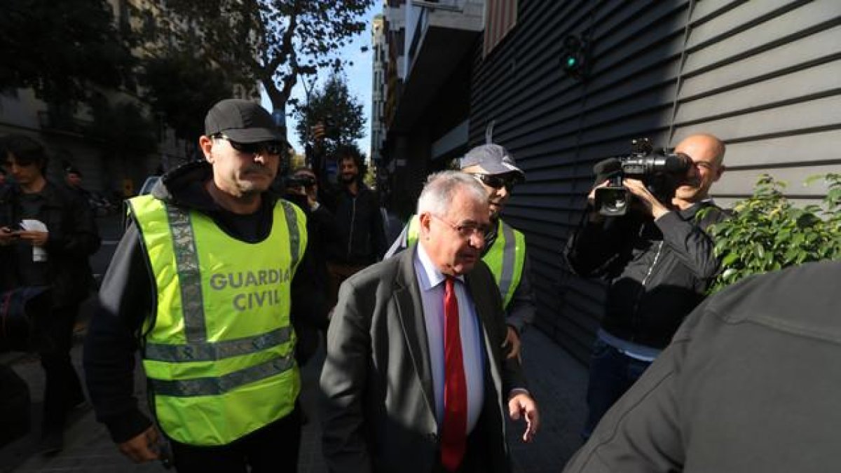 El tesorero de CDC, Andreu Viloca, a su entrada en la sede del partido, escotado por agentes de la Guardia Civil.-DANNY CAMINAL